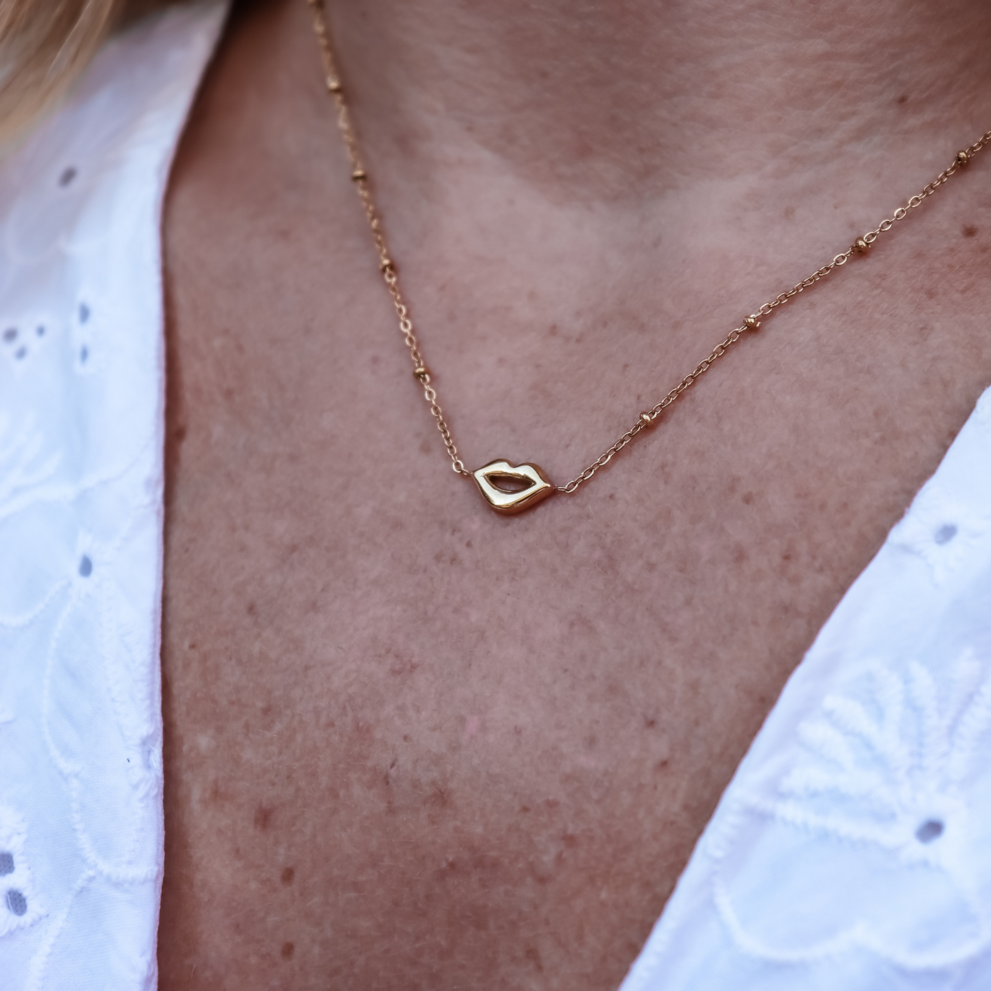 Necklace lips